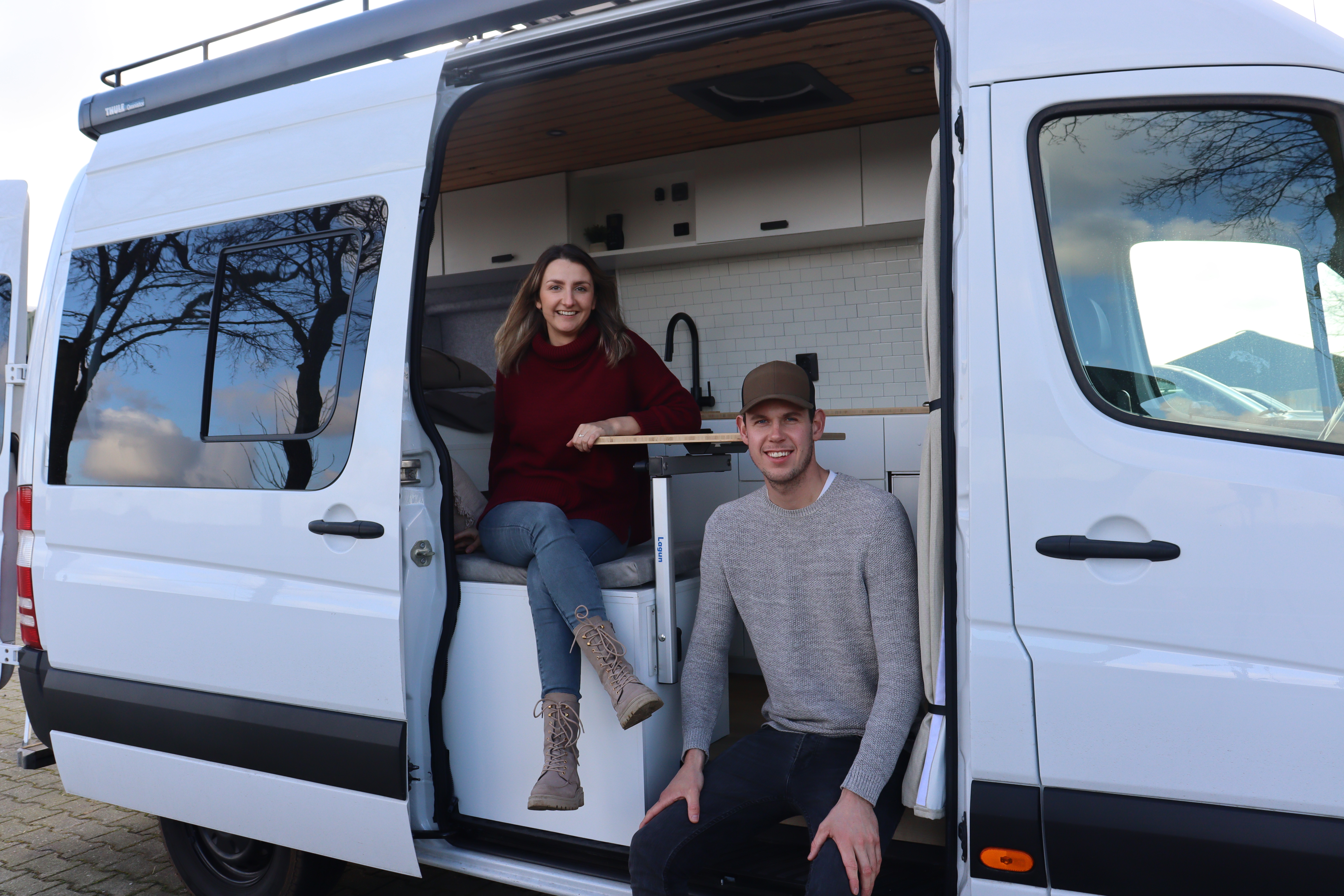 De oprichters van Yovans in hun eigen camper